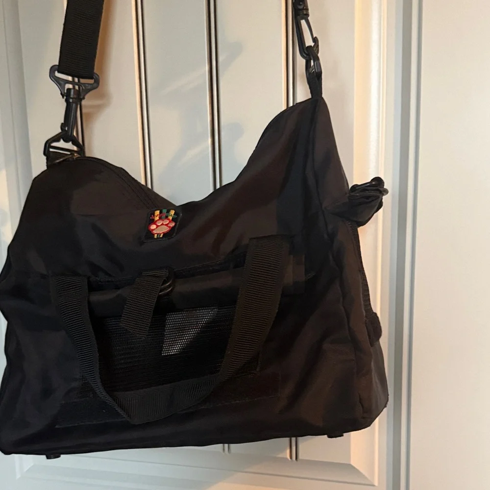 Pet Carrier, Soft Sided, by Doggie Duds.  Pets up to 7 lbs. Very Good Condition.